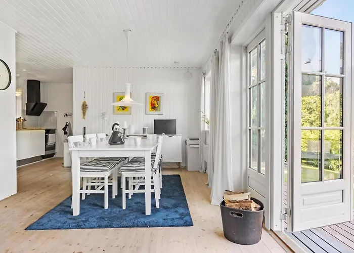 Two-bedroom Pet Friendly In Holiday home