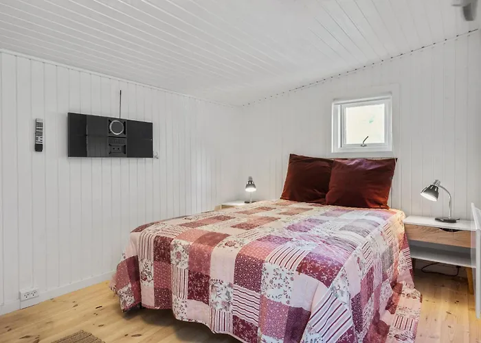 Two-bedroom Pet Friendly In Holiday home